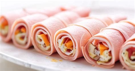 Variedad de ingredientes para rollos de jamón y queso