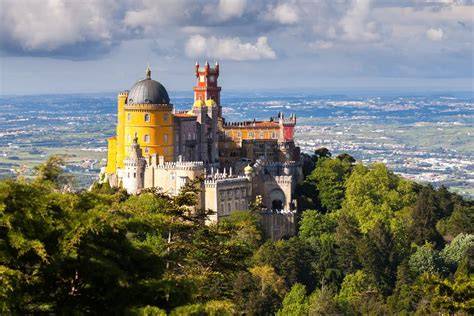 Paisaje pintoresco de Sintra con palacios y colinas verdes