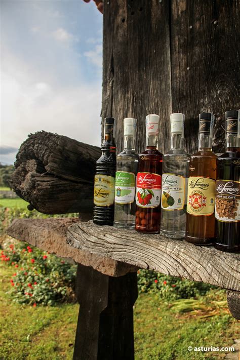 Botellas de licores y aguardientes asturianos