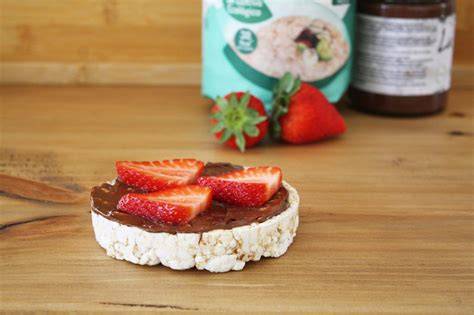 Tortitas de arroz y cacao con diferentes toppings