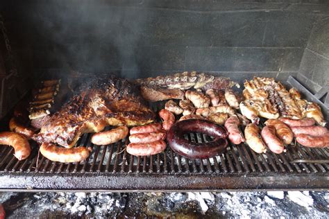 Personas disfrutando de un asado argentino en un evento