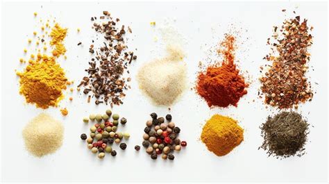 Variedad de especias y condimentos en cuencos
