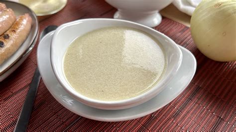 Ingredientes para la salsa de cacahuete: cebolla, ajo, cacahuetes, caldo, vino blanco