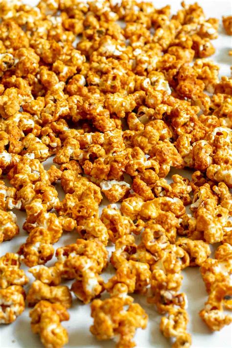 Palomitas acarameladas en una bandeja de horno