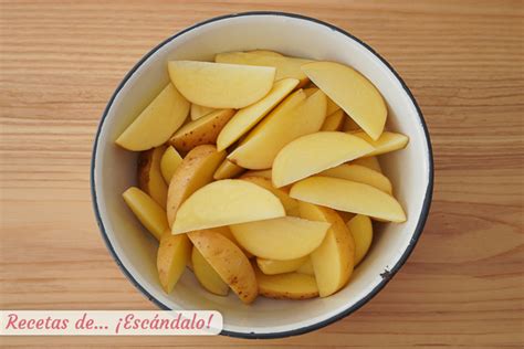 Detalle de patatas cortadas en gajos listas para el horno