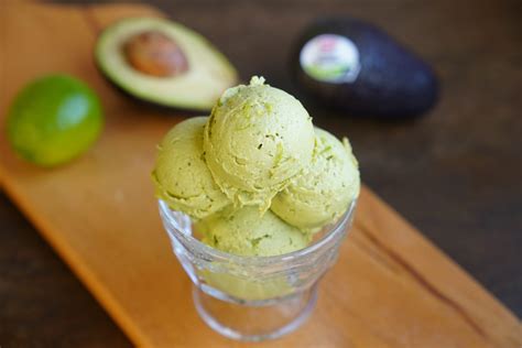 Helado de aguacate cremoso en un bol