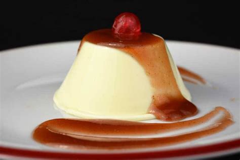 Panna cotta de chocolate blanco con caqui y almendras