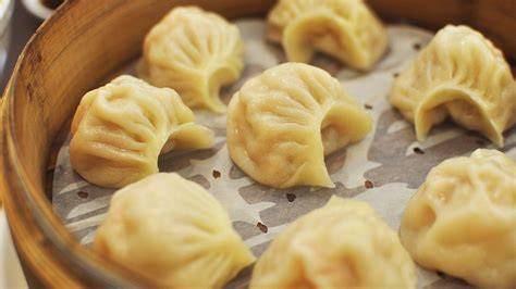 Dumplings recién cocidos al vapor y dorados a la plancha