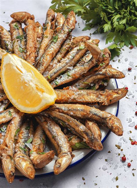 plato de boquerones fritos crujientes recién hechos