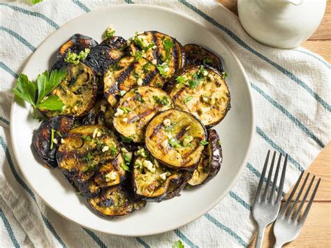 Berenjenas a la plancha con tomatitos y albahaca