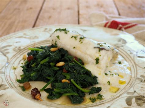 Plato de espinacas salteadas con trozos de bacalao y piñones
