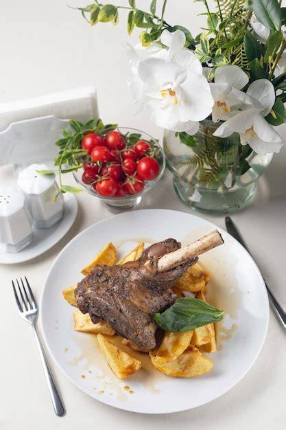 Plato de carne a la masa servido en restaurante