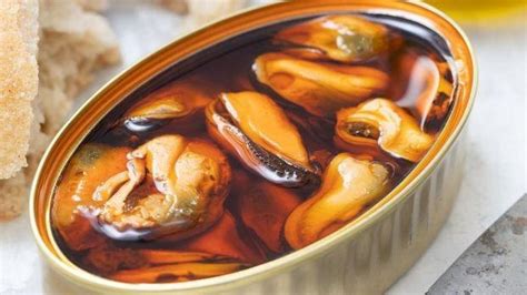 Mejillones en escabeche en su lata y servidos