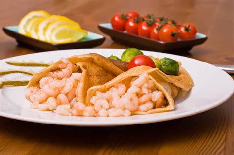 Crepes con camarones encocados