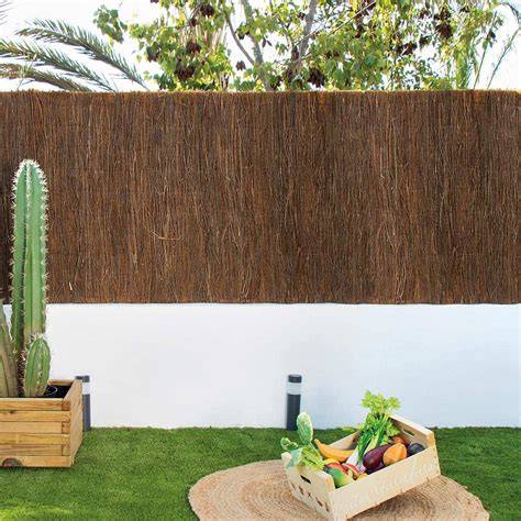 Imagen de un jardín con cerramiento de brezo natural