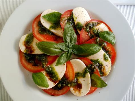 Ensalada Caprese con alioli de albahaca
