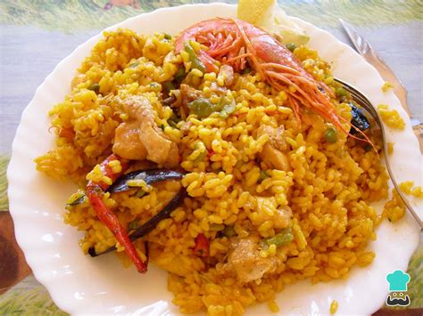 Paella mixta con mariscos y pollo