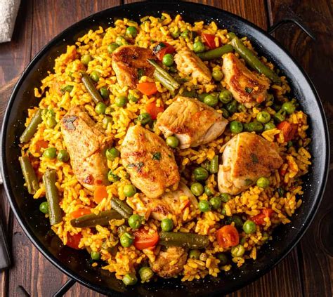 Ingredientes para paella: arroz, mariscos, pollo y verduras