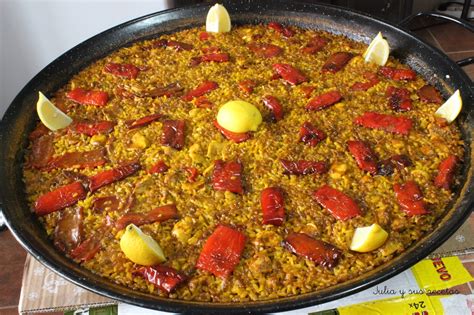 Paella terminada y decorada con pimientos