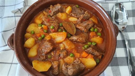 Plato de guiso con guisantes y carne