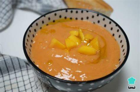 Presentación final del salmorejo de mango con rape y gambas