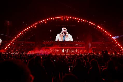 Maluma en concierto, con luces y escenario