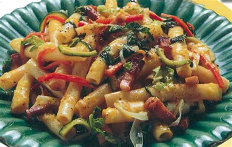 plato de macarrones con verduras frescas y coloridas