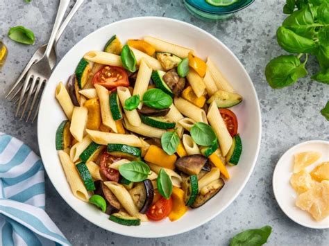 Macarrones de la huerta con muchas verduras en un wok