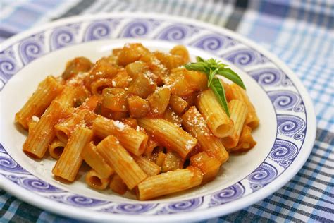 Plato de macarrones con salsa de verduras
