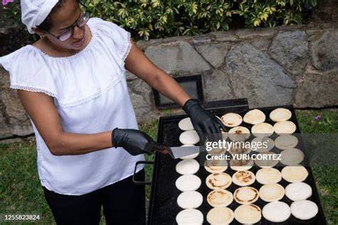 Mujer preparando arepas