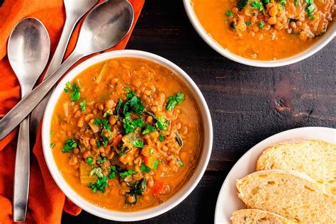 Olla con lentejas al curry cocinándose a fuego lento