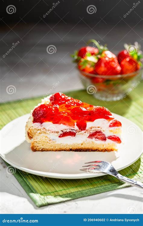 tarta de fresas servida en plato
