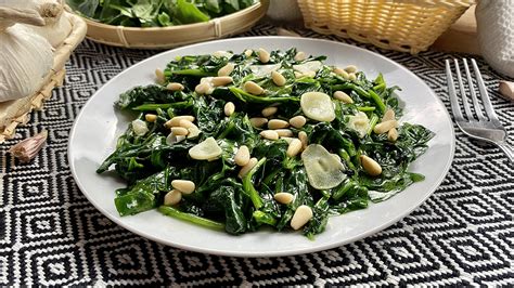 Espinacas salteadas en una sartén