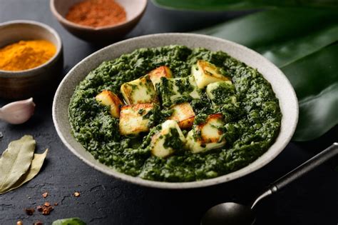 Plato de Palak Paneer (espinacas con queso)