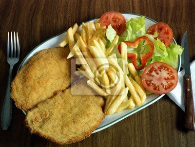 Plato de ternera rebozada con diversas guarniciones