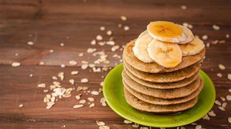 Tortitas de avena y plátano apiladas con fruta