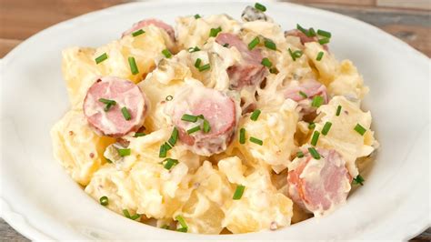 Ensalada alemana de patatas y salchichas Frankfurt lista para servir