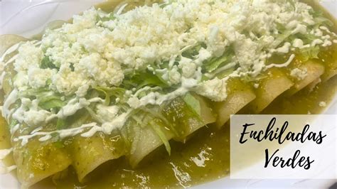 Enchiladas listas para servir con lechuga y crema