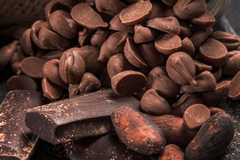 Tableta de chocolate negro y granos de cacao