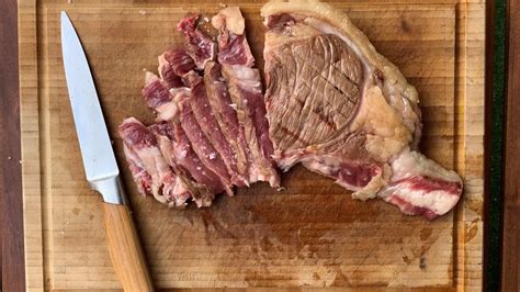Corte de chuletón de ternera mostrando el hueso y la carne