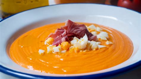 Salmorejo en un bol con su guarnición