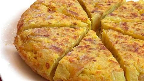 Tortilla de patatas recién hecha y cortada