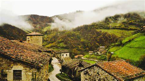 vista panorámica del pueblo de Torazu en Asturias