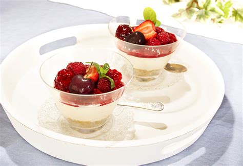 Postres individuales con chocolate blanco y frutos rojos