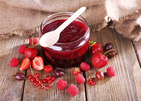 Frutos rojos frescos y compota de frutos rojos