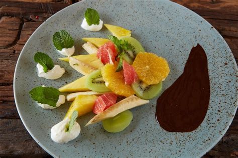 Plato de frutas de verano con salsa de chocolate blanco y cacahuetes