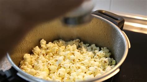 Persona preparando palomitas caseras en una olla
