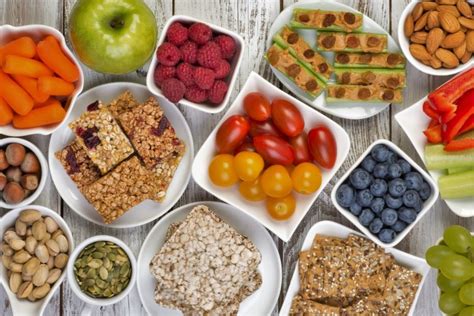 Mesa con diferentes opciones de snacks saludables