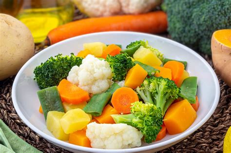 Receta de plato saludable con verduras al vapor variadas