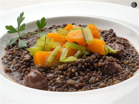 Plato de lentejas con chorizo, calabaza y borraja